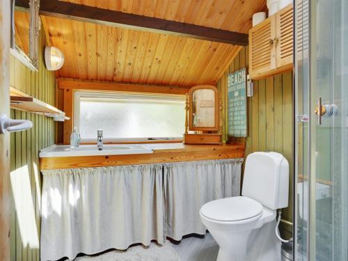 克内贝尔Holiday Home Herlek - 200m from the sea by Interhome的带马桶和水槽的浴室