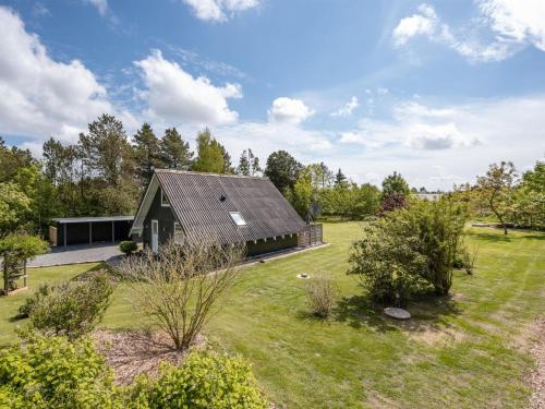 una casa in mezzo a un cortile di Holiday Home Femija - 500m to the inlet by Interhome a Roslev
