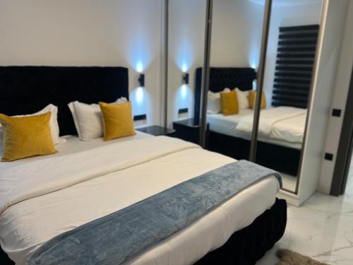 Un dormitorio con dos camas y un gran espejo. en Short Stay Expozitiei, en Baia Mare