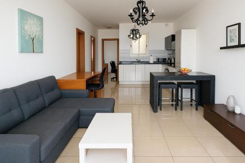 Nhà bếp/bếp nhỏ tại Modern Penthouse with 2 Bedroom & 2 Terraces by Seafront Walk