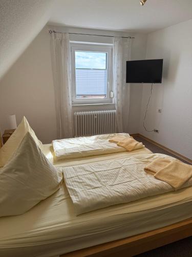 Ein Bett oder Betten in einem Zimmer der Unterkunft Knüllhotel Tann-Eck