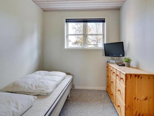 TV a/nebo společenská místnost v ubytování Holiday Home Swaver - 300m to the fjord by Interhome