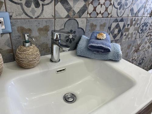 a bathroom sink with towels and a faucet at STILL HOUSE in San Nicola Arcella