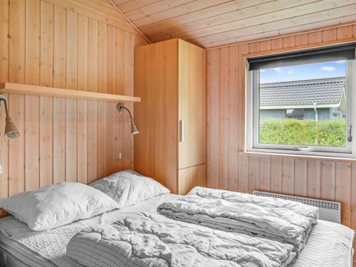 Postel nebo postele na pokoji v ubytování Holiday Home Femke - 250m to the fjord by Interhome