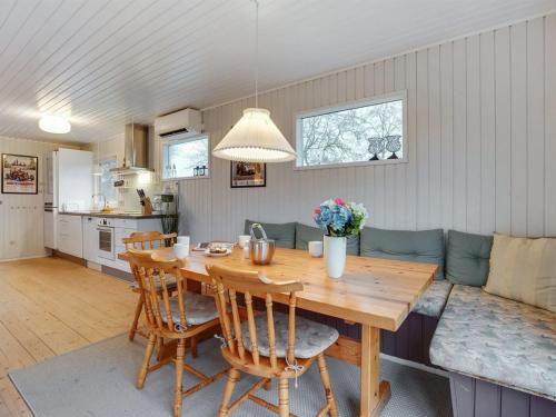 Кухня или мини-кухня в Holiday Home Norell - 800m from the sea by Interhome
