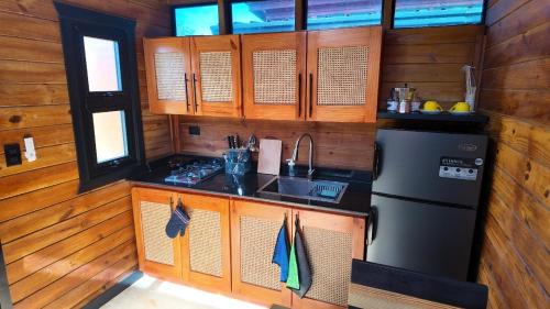 a kitchen with a stove and a refrigerator at Villa Dulce Refugio in Cabrera