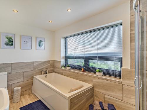 Ένα μπάνιο στο 3 Bed in West Morton 94182