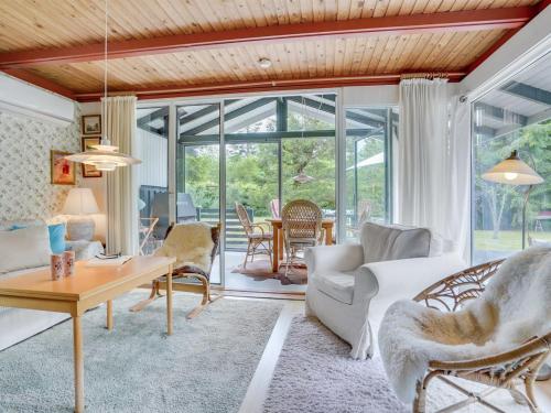 Χώρος καθιστικού στο Holiday Home Syrina by Interhome