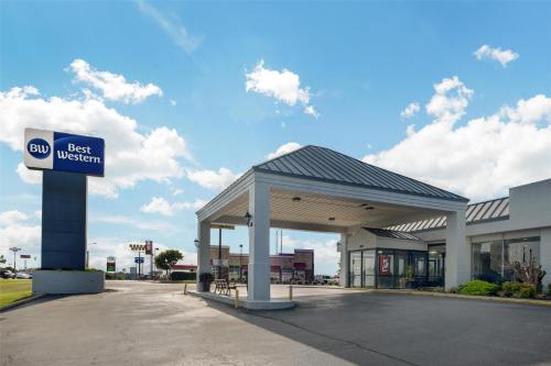 a lost museum sign in front of a gas station at Best Western Richmond Hotel in Richmond