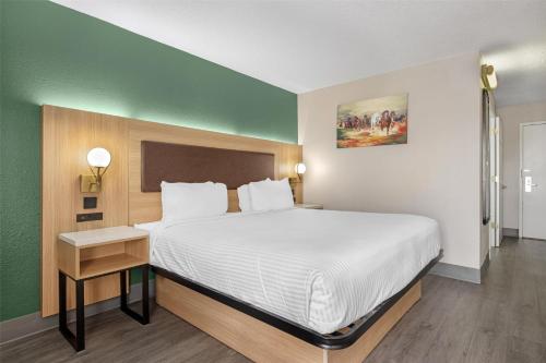 a bedroom with a large white bed and a table at Best Western Richmond Hotel in Richmond