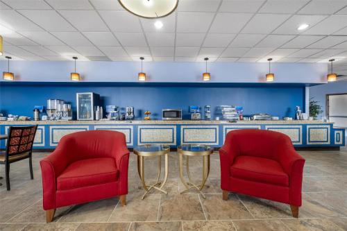 a bar with two red chairs and a counter at Best Western Richmond Hotel in Richmond