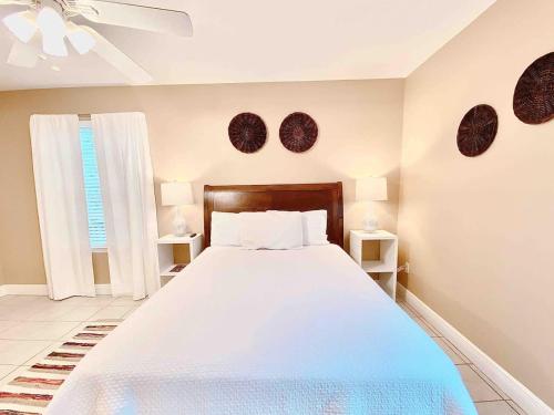 Ένα ή περισσότερα κρεβάτια σε δωμάτιο στο Bright & Spacious Getaway in Lovely NE Tallahassee