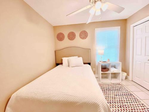 Ένα ή περισσότερα κρεβάτια σε δωμάτιο στο Bright & Spacious Getaway in Lovely NE Tallahassee