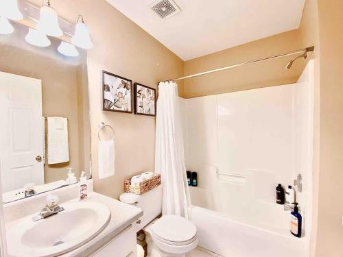 Ένα μπάνιο στο Bright & Spacious Getaway in Lovely NE Tallahassee