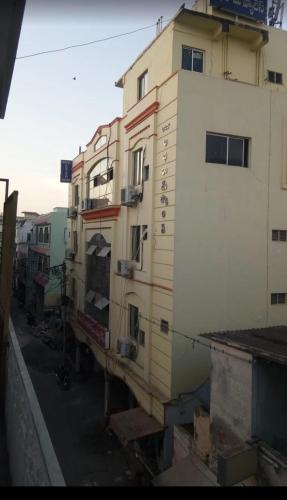 a building that is next to a street at HoTEL ABHIRAM PALACE in Vijayawāda