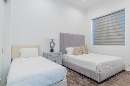 Gallery image of Sleeps 17 6BR Retreat w Pool Hot Tub Pickleball Bravo Villa 3 by AvantStay in Indio