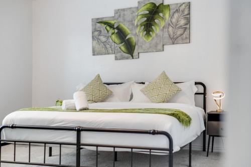 Ένα ή περισσότερα κρεβάτια σε δωμάτιο στο Tranquil 3BR I Free Parking I Workspace