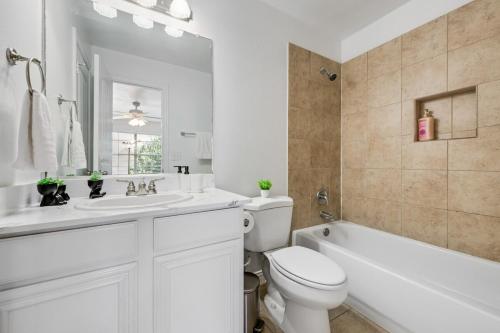 Ένα μπάνιο στο Tranquil 3BR I Free Parking I Workspace