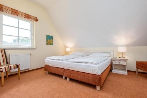 una camera da letto con un letto grande e una finestra di Dünentraum a Neuhaus