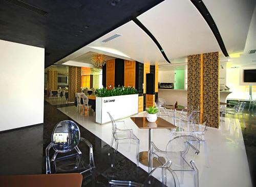eine Küche und ein Esszimmer mit einem Tisch und Stühlen in der Unterkunft Hotel Palace in Vlorë