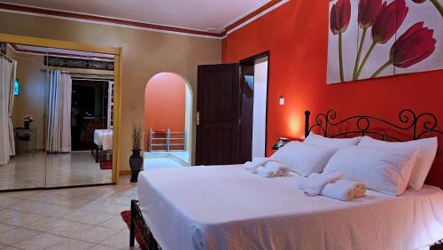 Postel nebo postele na pokoji v ubytování Cosy 3 bedroom home in Buziga