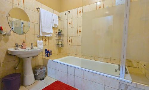 Koupelna v ubytování Cosy 3 bedroom home in Buziga