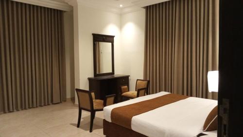 a hotel room with a bed and a mirror at وحدة سكنية سوبر لوكس in Quai