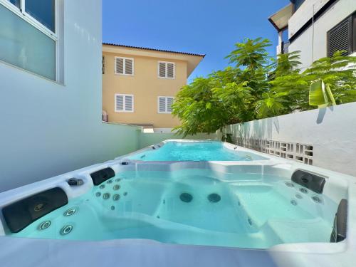 un jacuzzi en el balcón de un edificio en The Blue Corner Apartments, en Puerto de la Cruz