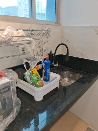 Cuisine ou kitchenette dans l'établissement Studio Edifício Audax lindíssimo pé na areia - Melhor localização de São Vicente