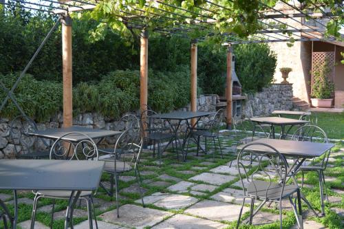 a group of tables and chairs in a yard at Borgo dé Brandi in Monteriggioni