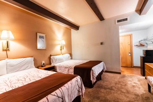 Una cama o camas en una habitación de Aisling Hotel