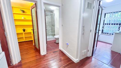 Koupelna v ubytování Disc Monthly Rate - Crouch End 4-Bedroom Home with Balcony & Parking near Alexandra Palace
