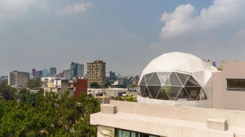 un observatorio abovedado en la parte superior de un edificio en Casa Umbral Glampings, en Ciudad de México