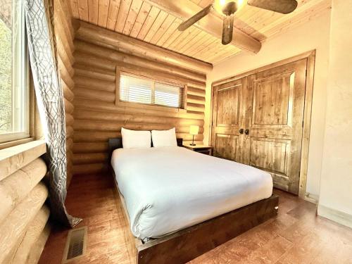 Postel nebo postele na pokoji v ubytování Close to Zion Panaramic views Pet Friendly