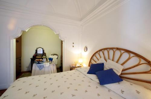 エーリチェにあるLa scalettaのベッドルーム(青い枕の大型ベッド1台付)