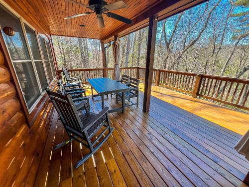 Μπαλκόνι ή βεράντα στο Whispering Pines Retreat