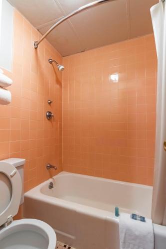 Un baño de Aisling Hotel