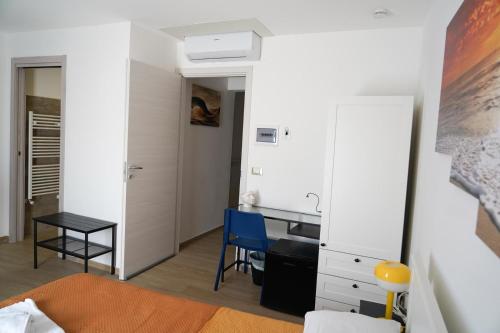 カターニアにあるetna sea live catania center homeの机とベッドと机のある寝室