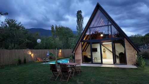 a small house with a pool in a yard at Honey Bungalow Kartepe - With Hot Pool in Kartepe