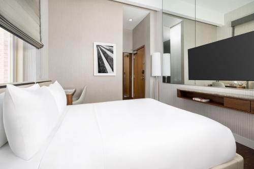 Una cama o camas en una habitación de The Joule