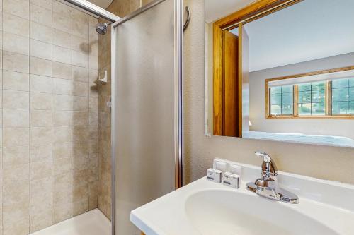 un baño con lavabo y ducha en Hidden Village 700, en Big Sky