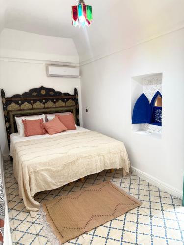 Postel nebo postele na pokoji v ubytování Riad Marocain avec jacuzzi sur la terrasse entièrement louer avec 3 chambres pour 6 personnes dans la médina proche de la place Jemma el fna