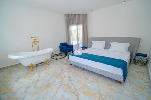 Postel nebo postele na pokoji v ubytování Villa Santorini Boutique & Hotel