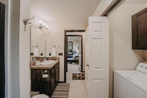ein Badezimmer mit Waschbecken und Spiegel in der Unterkunft Glacier Springs Cabin 89 Cedar and Log Cabin close to skiing and hiking in Deming