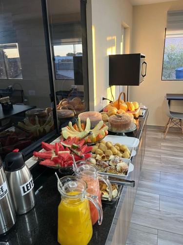 São FélixにあるHotel Vida Boaの部屋のテーブルに並べられたビュッフェ形式の食事