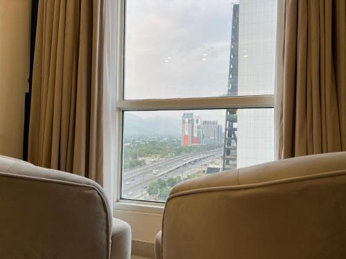Гостиная зона в Montressa High Rise Apartments Facing Centaurus Mall Islamabad