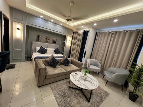 Кровать или кровати в номере Montressa High Rise Apartments Facing Centaurus Mall Islamabad