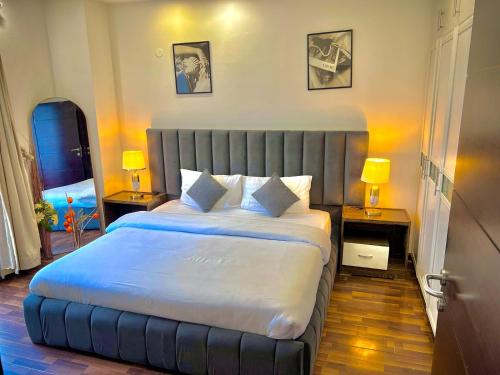 Кровать или кровати в номере Montressa High Rise Apartments Facing Centaurus Mall Islamabad