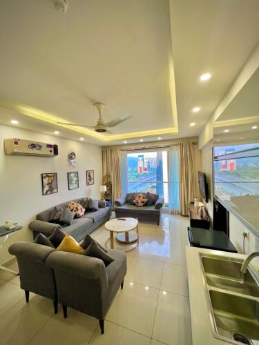 Гостиная зона в Montressa High Rise Apartments Facing Centaurus Mall Islamabad
