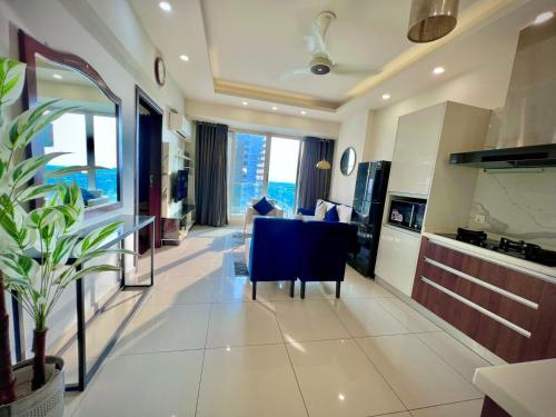 Кухня или мини-кухня в Montressa High Rise Apartments Facing Centaurus Mall Islamabad
